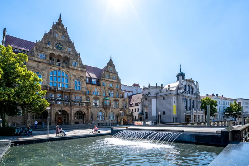 Altes Rathaus und Theater in Bielefeld mit Wasserbecken im Vordergrund