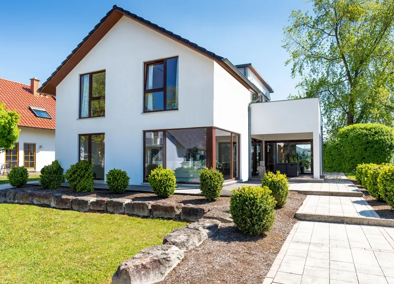 Modernes Einfamilienhaus mit Garten