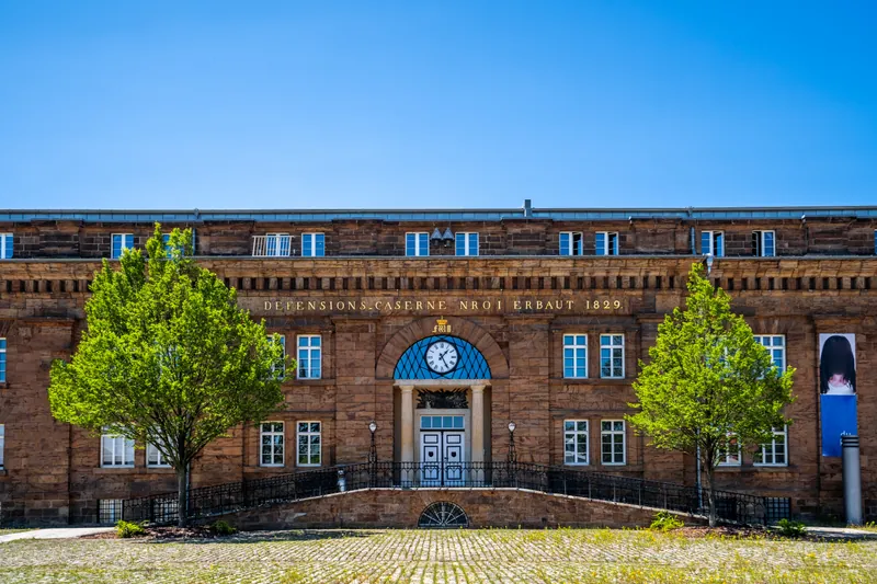 Historische Defensionskaserne in Minden mit Uhr über dem Eingang